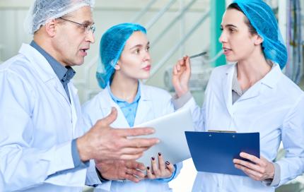 2 JONGEDAMES VRAGEN UITLEG AAN SENIOR MEDEWERKER
