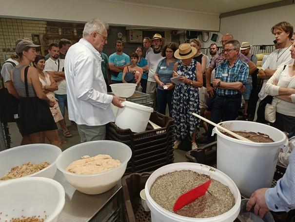 Veldevent ‘Van oude granen tot het Traagste Brood’ – Demo in de bakkerij door Marc Van Eeckhout.